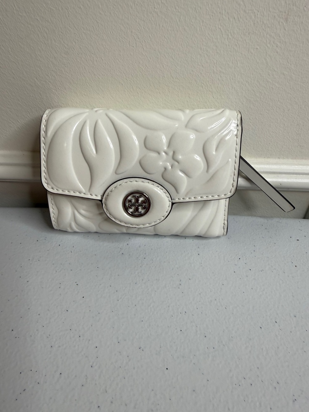 NWT, TORY BURCH Small Robinson Floral Embossed Wallet BLANC